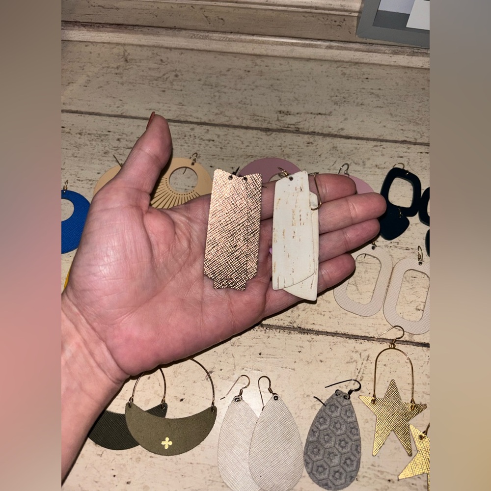 Set of 19 Nickel & Suede earrings. - Picture 4 of 16